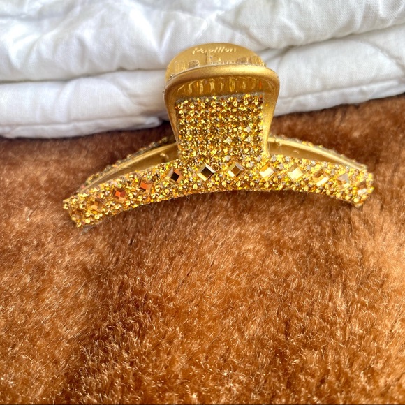 Beautiful Studded Golden Clip!❤️ - Picture 4 of 7